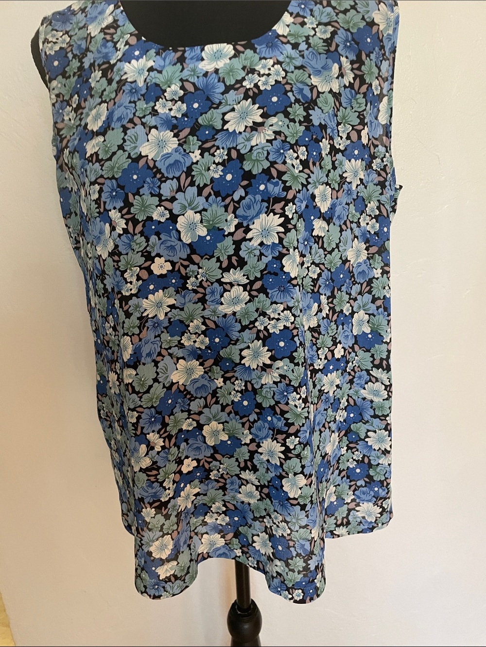 Sleeveless Blue Floral Scoop-Neck Blouse